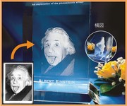 ｜３Ｄの詳細はサンプル写真をご参照下さいませ。　 写真をクリックすると拡大画像にな...｜人間の顔を３Ｄや２Ｄでガラスに入れるとどんな感じになりますか？｜３Ｄクリスタル｜記念品.comのFAQ