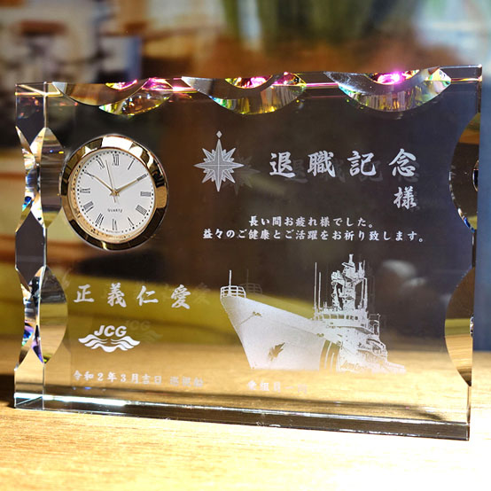 完成度の高いプロ仕様のクリスタル時計が1個から作れます。