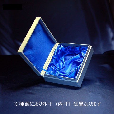 記念名入れ時計　保護箱のクリスタル時計です。