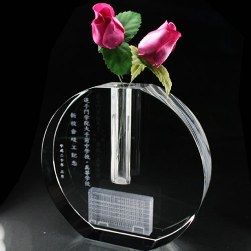｜クリスタルの一輪挿しの花瓶のノベルティー商品です。
