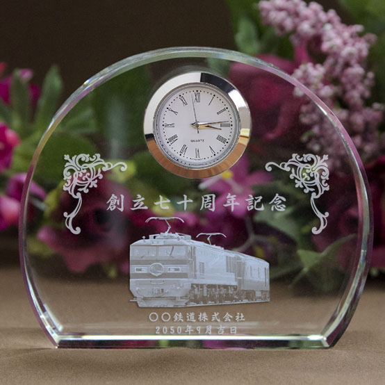 完成度の高いプロ仕様の名入れのクリスタル時計など創立記念品が1個から作れます。