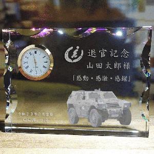 陸上自衛隊退官記念品｜1万円台の退官記念品：陸上自衛隊にお勤めの皆様のために予めロゴやベースデザインを作って用意致しました。ガラス内部に文字やロゴ・写真を入れてオリジナルの記念品が作れます。
陸上自衛隊のロゴは用意してございますのでお送り頂かなくても大丈夫です。
陸上自衛隊の栄転記念品・優秀者表彰・退官記念品に。｜陸自｜DT-16｜陸上自衛隊退職記念品｜記念品.com