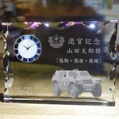 陸上自衛隊退官記念品｜1万円台の退官記念品：陸上自衛隊にお勤めの皆様のために予めロゴやベースデザインを作って用意致しました。ガラス内部に文字やロゴ・写真を入れてオリジナルの記念品が作れます。
陸上自衛隊のロゴは用意してございますのでお送り頂かなくても大丈夫です。
陸上自衛隊の栄転記念品・優秀者表彰・退官記念品に。｜陸自｜DT-16｜陸上自衛隊退官記念品｜記念品.com